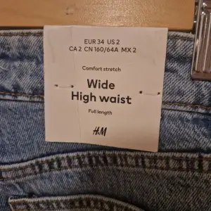 Säljer dessa jeans från H&M då jag fick dem i present men de är alldeles för små. Helt oanvända med lapp kvar. Storlek 34 Hämtas i Kalmar eller skickas med postnord*  *frakt tillkommer   