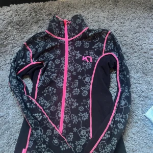 kari traa fleece - använd men i mycket bra skick🩷🖤 normal i storlek
