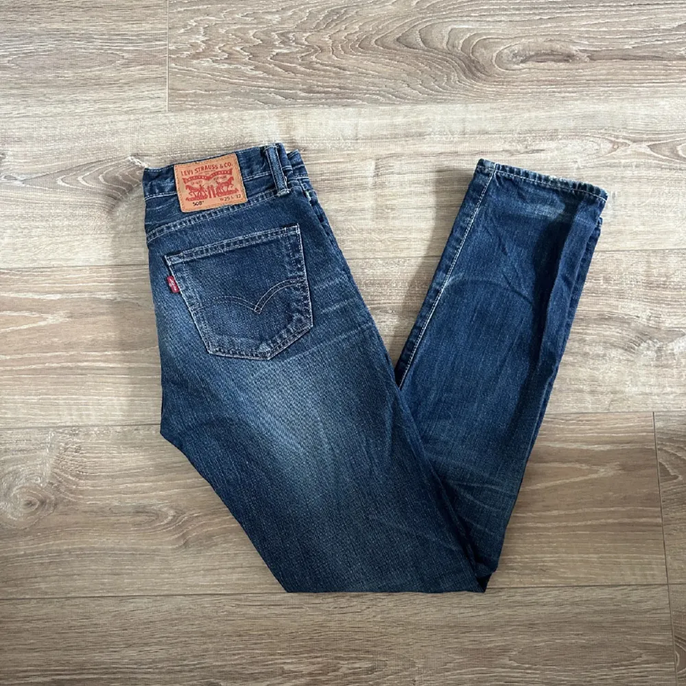 Ett par fräscha Levis jeans med snygg färg. Säljer för att de var för små kring midjan. Fint skick.. Jeans & Byxor.