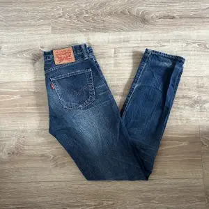 Ett par fräscha Levis jeans med snygg färg. Säljer för att de var för små kring midjan. Fint skick.
