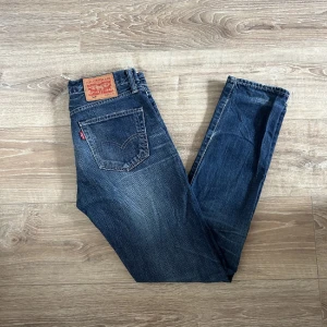 Levis Jeans  - Ett par fräscha Levis jeans med snygg färg. Säljer för att de var för små kring midjan. Fint skick.
