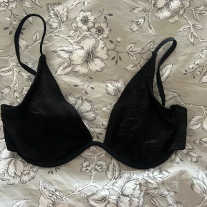 Bikiniöverdel - Svart bikiniöverdel från shein Bygel men inge ilägg  Oanvänd 