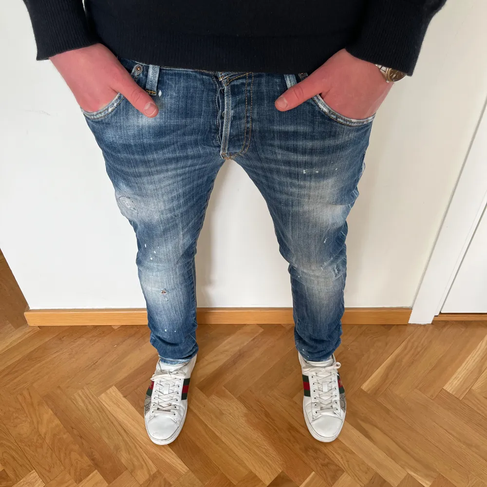 Tja! Säljer nu dessa sjukt feta och eftertraktade Jack&Jones jeans i den populära modellen glenn i storlek 30:30. Färgen passar perfekt nu inför våren. Skicket är 9,5/10, helt nya. Nypris ligger 1000 kr. Vid fler frågor/bilder är det bara att skriva!. Jeans & Byxor.
