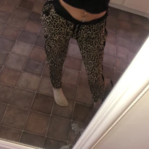 Leopard  - Sköna Leopard mönstrade byxor från Lindex. Använd ett antal gånger. Men fint skick! Är inte säker på storlek med tror de kan va XS!