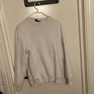 En vit sweatshirt  - En hel vit sweatshirt från Hk&M 