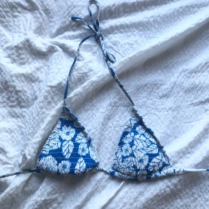 Bikini - Säljer denna jättesöta bikinitopp från shein som tyvär blivit för liten, använd fåtal gånger i storlek XS