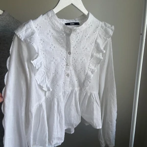 Blus - Jätte fin blus med knappar upp till, perfekt nu till sommaren. Använd en gång! Finns matchande kjol till, var snabb om du vill ha både kjol och blus🌸