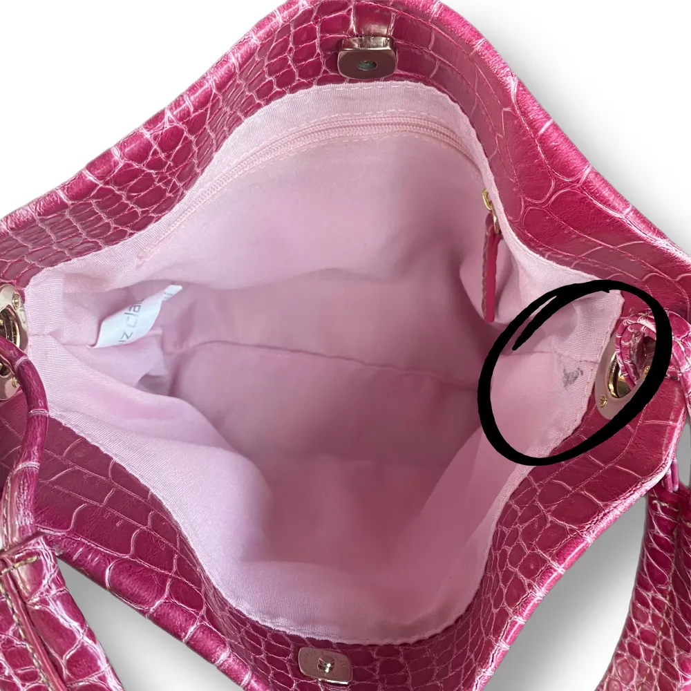 Söt ljusrosa y2k-väska i utmärkt skick! Ger Barbie-vibbar! En liten fläck kan ses på 3:e bilden. Från Liz Claiborne. MÅTT: Höjd 19,5 cm, Bredd 26 cm, Underdjup 10 cm. Väskor.