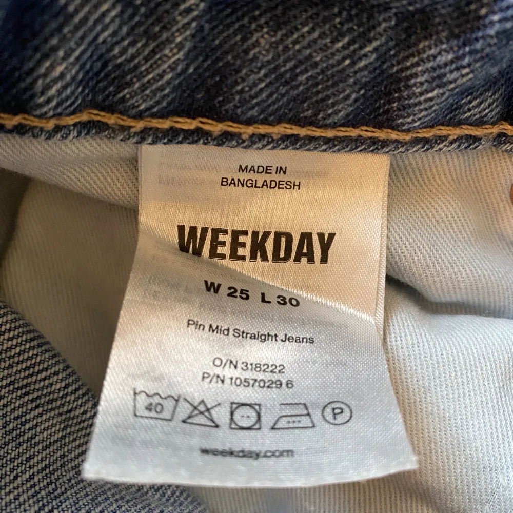 Midwaist straight jeans från Weekday. Använd ett fåtal gånger så i bra skick. Innerbenslängd: 72 cm. Nypris: 590 kr. Hör av dig vid frågor och funderingar!💗. Jeans & Byxor.