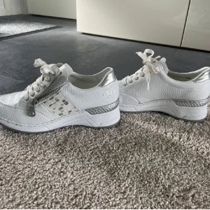 Skor, sneakers - Säljer dessa skor köpta på din sko för 850 kr säljer för 370, pris kan diskuteras, använda en gång därav att de va försmå så som helt nya💗