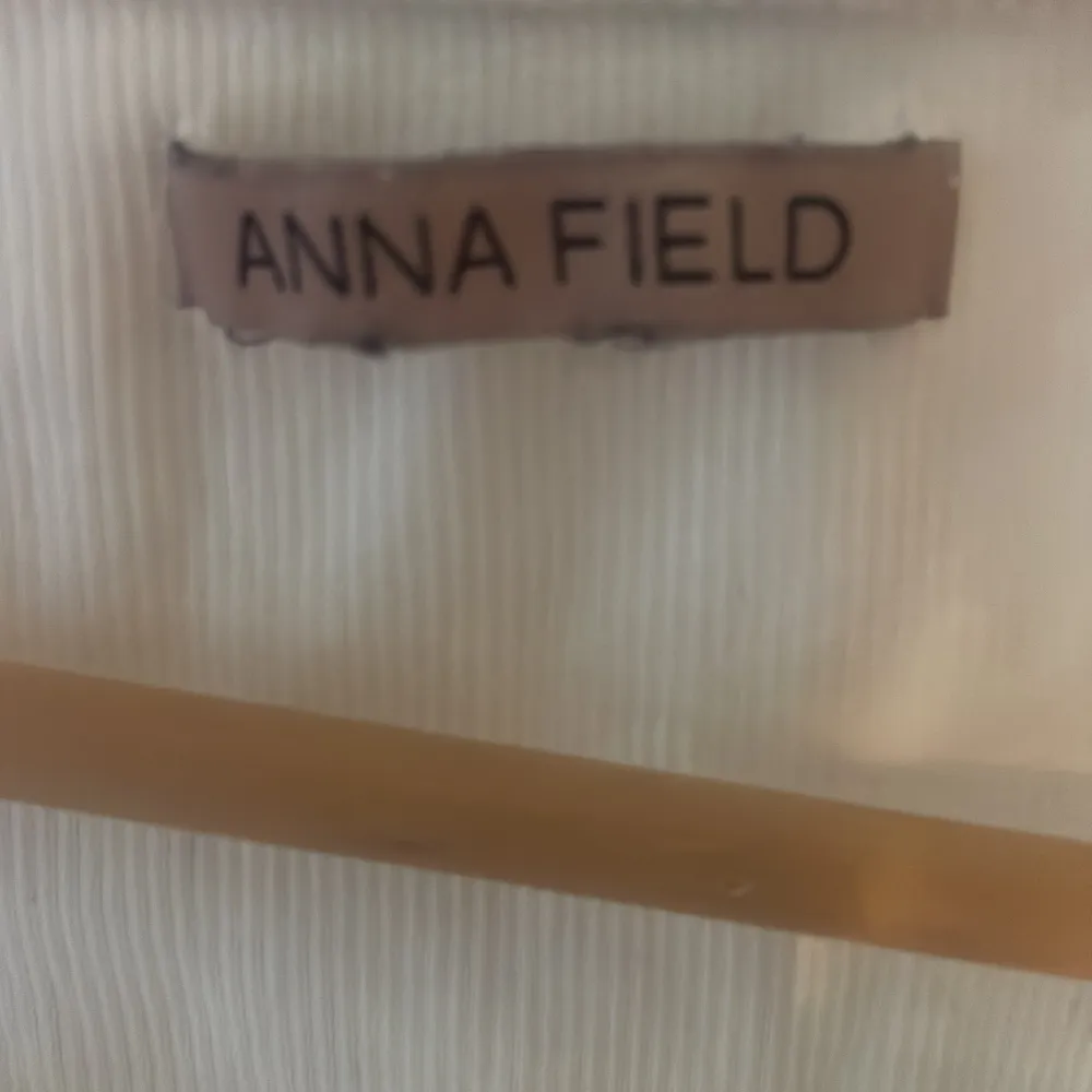 Vit baströja från Anna Field i toppskick, Endast använt 1 gång o säljer eftersom jag har två likadana❤️ Storlek S. T-shirts.