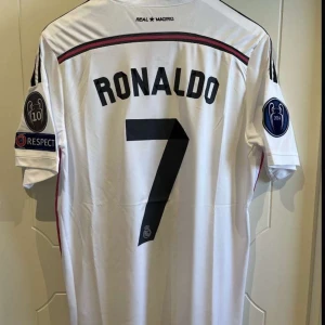 Real Madrid 14/15 hemma kit  - Tja! Säljer nu denna helt sjukt feta Ronaldo tröjan. 10/10 skick.🔥💯