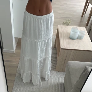 Vit långkjol - Säljer denna vita långkjol, som är i jättefint skick och perfekt längd. Väldigt stretchig i midjan och kan därför användas både lågmidjad och högre upp. 🩷🩷