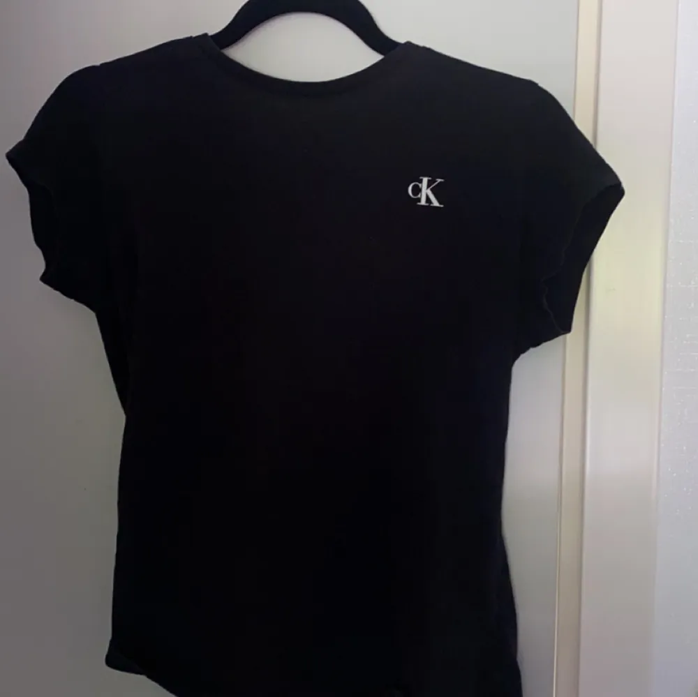 Calvin Klein t-shirt 152-164cm 12-14y. T-shirts.