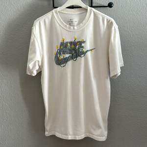 Väldigt fräsch Nike t-shirt som är snygg till sommaren. Bra kvalite. Storlek XS men är S/M för det är en oversized modell. 