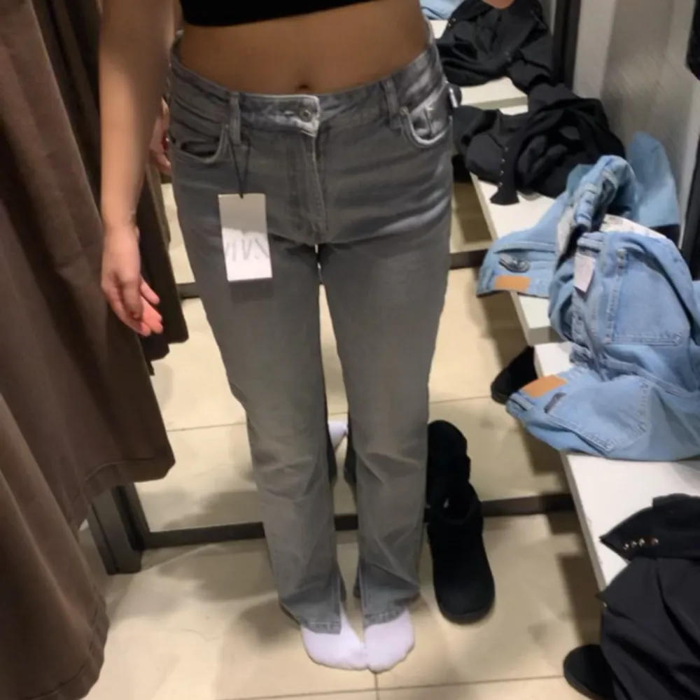 Fina mid waist jeans med slits från zara💗Säljer dessa då jag har köpt fel storlek, och har inte kommit till användning!💕Jättesnygga och jättefint skick! . Jeans & Byxor.