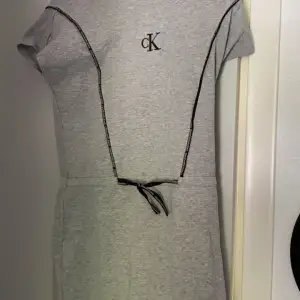 Grå klänning Calvin Klein 12-14y 154-162cm