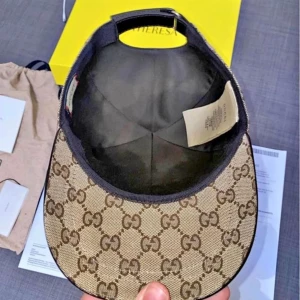 En fin keps i bra skick storlek M kvitto box o bag finns  - Storlek M allt tillbehör finns 