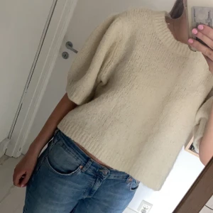 Stickad t-shirt - En stickad tröja från vero Moda, säljer för den kommer inte till användning 💕Den är också ganska stor i ärmarna så ha de i åtanke, men inte lika stor runt magen. Har vanligtvis S/M