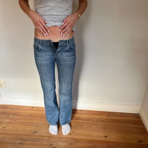 Lågmidjade jeans  - Midjemått( rätt över): 35cm  Inerbenslängd: 74cm   Köp dem via ”KÖP NU” eller Swish  Modellen är 170 cm, inga defekter 💕