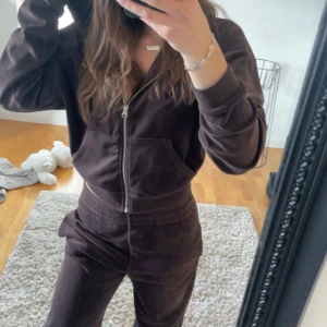 Brunt mjukis set - Brunt mjukis det i velour från BikBok🤎 Zip hoodien är i storlek S och byxorna storlek XS🩷 Kan sälja separat! Använda mycket förut, men inte längre.