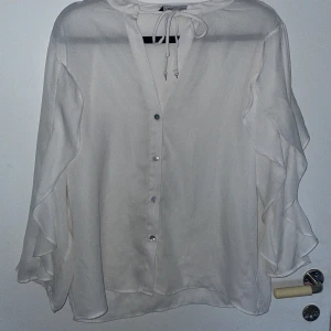En vit zara blus  - S/XS en vit blus från zara den är genomskinlig 