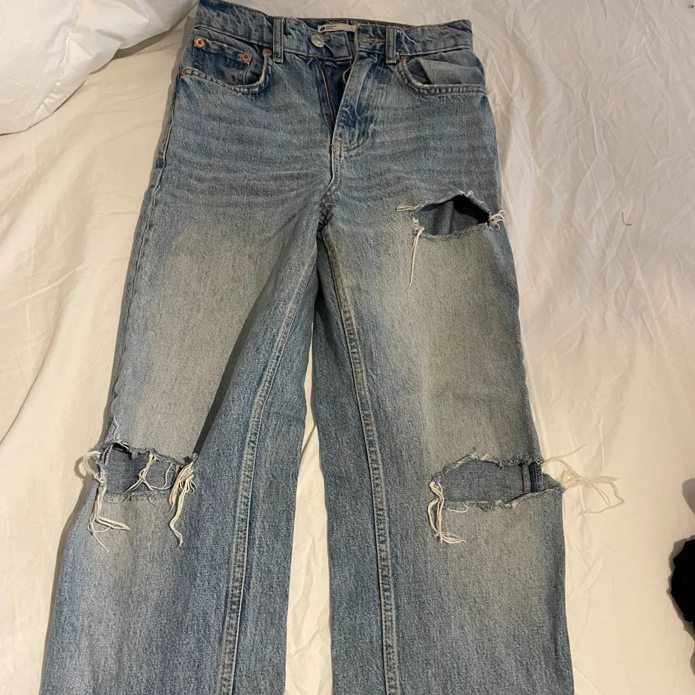 Jättefina jeans med hål från Gina! Storlek 32 men skulle säga att de är lite stora i storlek!💗 50kr + frakt . Jeans & Byxor.