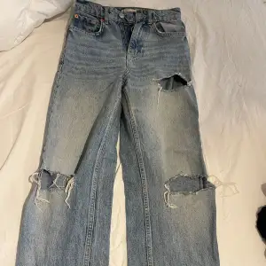 Jättefina jeans med hål från Gina! Storlek 32 men skulle säga att de är lite stora i storlek!💗 50kr + frakt 