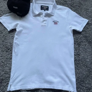 Polo piké - As skön polo piké i nyskick då den bara legat i garderoben köp pikén och få en Ralph keps! Vid minsta fundering kontakta oss✔️