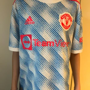 Manchester United Tröja - Manchester United tröja, använda fåtal gånger! I mycket bra skick💞 Nypris 100 och mitt pris är 500🩷