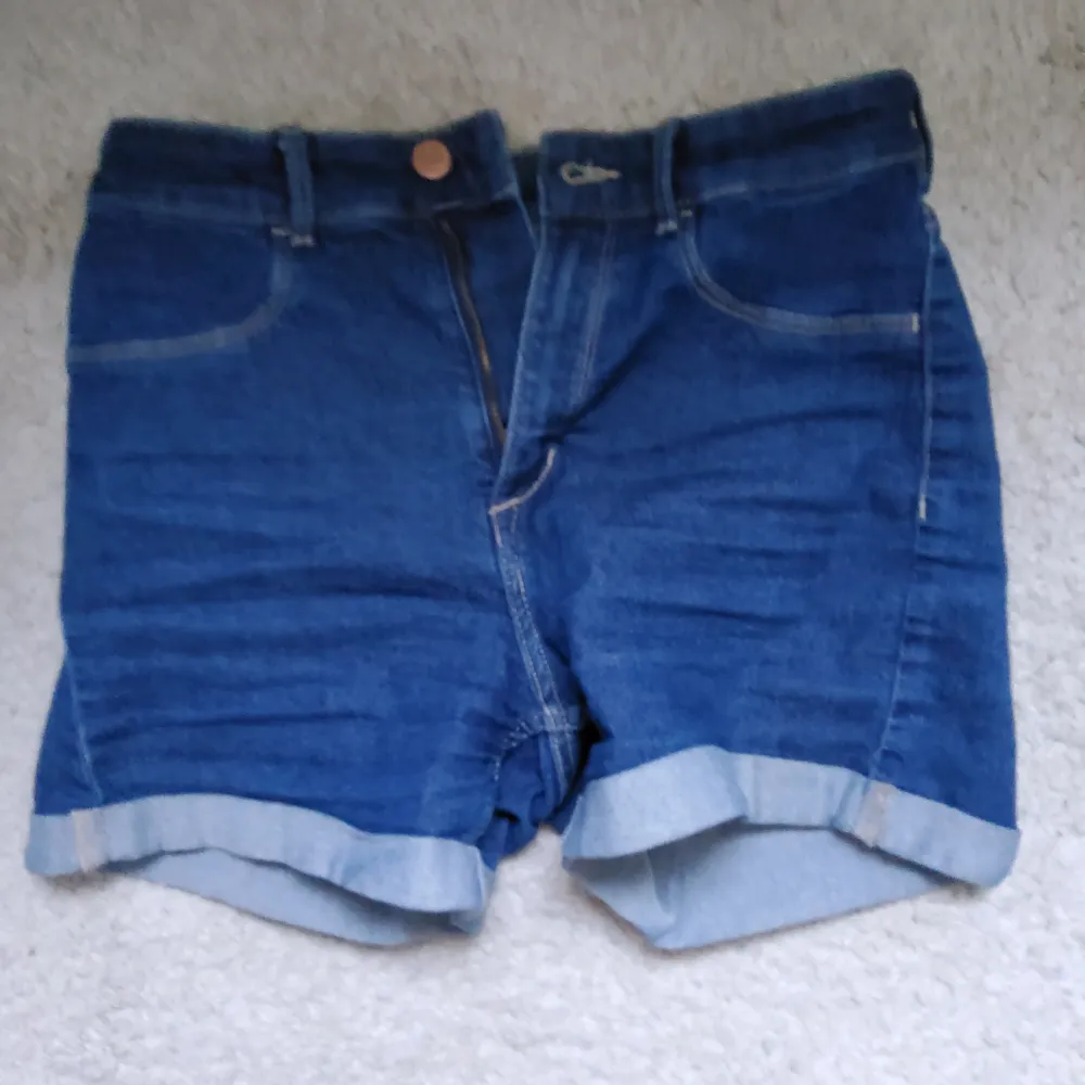 snygga jeansshorts från hm säljer pga de e lite tajta på mig. Shorts.