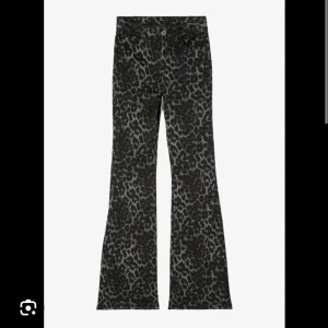 Leopard jeans  - Jättepopulära jeans från calzedonia som är slutsålda överallt.  Det står xs med dom är väldigt stretchiga så passar mer som xs/s. Kom privat om du vill ha fler bilder💗 