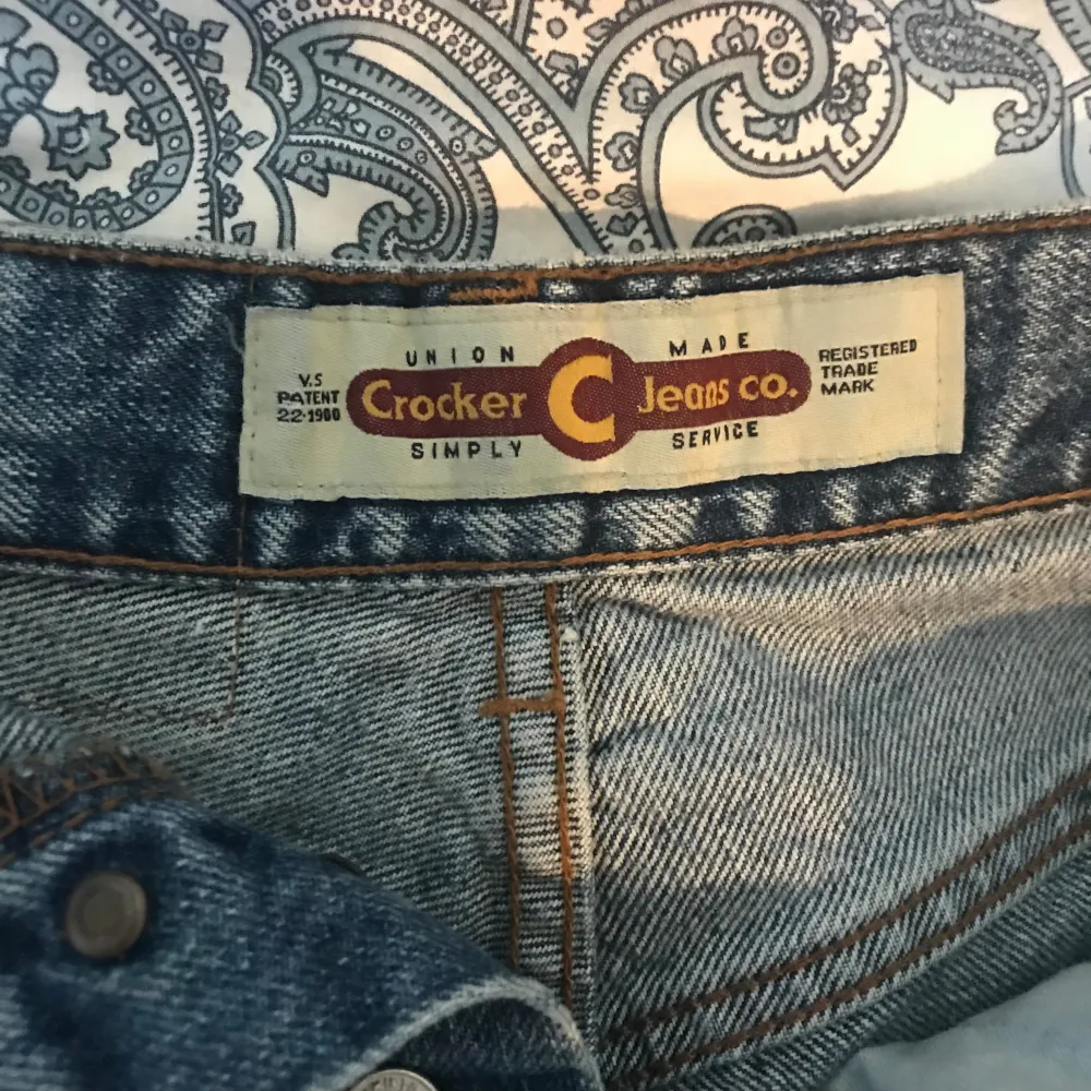 jättesnygga crocker jeansshorts som tyvärr blivit för små. storleken är W28 L34, de är normallånga🌱 jag skulle uppskatta att de är Xs-S. midjemåttet är 68. Shorts.