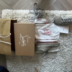 Christian Louboutin skor  - Storlek 43 , använda men välbehållna. Allt ingår , skobox , påse , påsar till skorna, extra skosnöre samt kvitto 