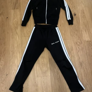 Palm angels tracksuit  - Palm angels tracksuit. Skick? Avgör själv.  Storlek S på byxorna och tröjan.  3.700kr +📦