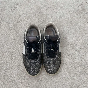 Valentino flycrew  - Skit coola och snygga flycrews skulle säga att dom är i bra skick men sulan är lite sönder annars ser dom bra ut