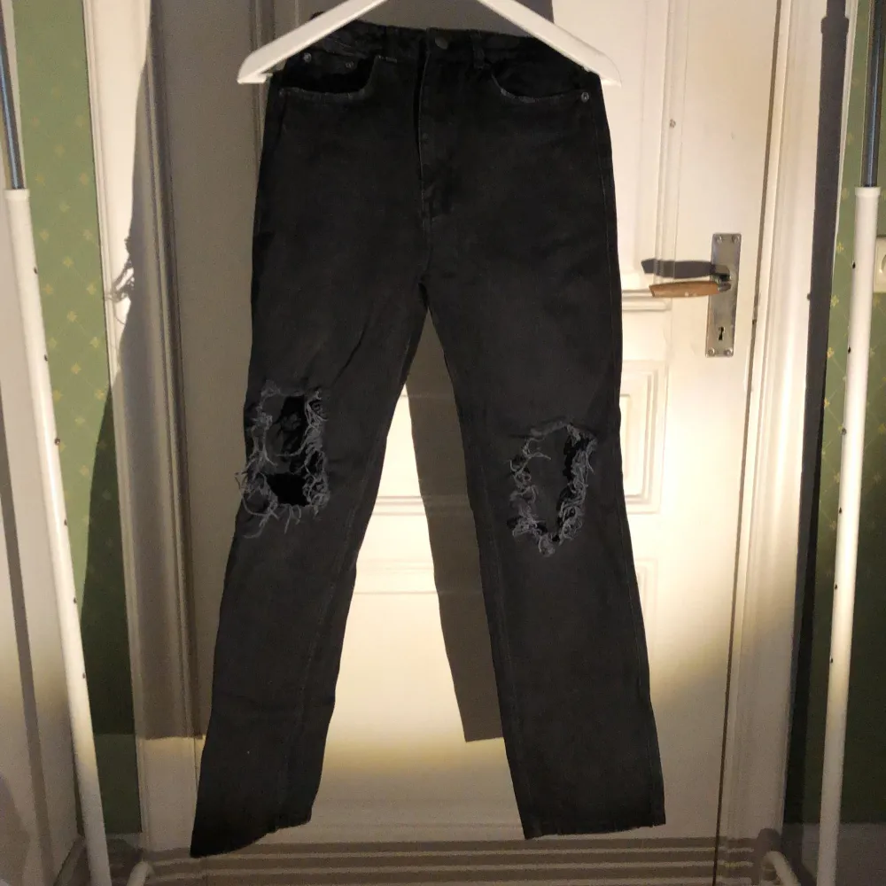 Ett par fina svarta jeans från NA-KD med hål på båda knäna och ett bra skick 💗. Jeans & Byxor.