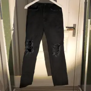 Ett par fina svarta jeans från NA-KD med hål på båda knäna och ett bra skick 💗