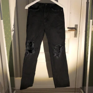 Svarta jeans - Ett par fina svarta jeans från NA-KD med hål på båda knäna och ett bra skick 💗