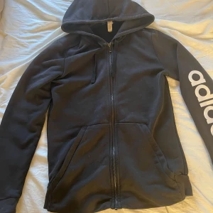 Adidas munkjacka - Ligger bara ivägen i garderoben, inga fläckar! Passar bra på en xs/s ifall man gillar att ha dem lite mer Oversized.