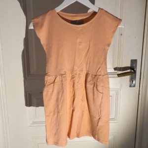 Beige klänning  - En fin beige klänning med fickor och ett bra skick 💗