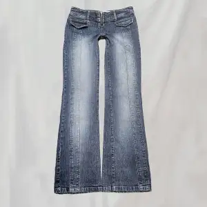 Midja: 78 innerben:76 Lågmidjade jeans med fina detaljer. Sitter lite bootcut. Storlek 
