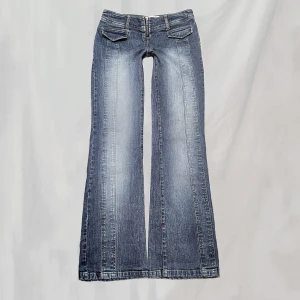 Lågmidjade jeans - Midja: 78 innerben:76 Lågmidjade jeans med fina detaljer. Sitter lite bootcut. Storlek "10", uppskattar passa en XS/S (använd mått) Hittar inga uppenbara defekter, mycket fint skick!!🤍