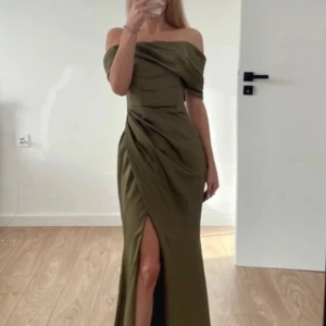 olivgrön balklänning ASOS - Jättefin klänning jag köpte här på plick! Bilderna är lånade från förra ägaren. Den var tyvärr för liten för mig som är 170cm, hon på bilden är 162! 