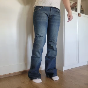 Zara TRF Jeans  - Lågmidjade jeans från Zara. Innerbenslängd: 89 cm, midjemått: 86 cm. Jeansen är i gott skick. Jeansen är dock lite långa på mig som är 173 cm. Vid frågor är det bara att skriva och pris kan diskuteras:)