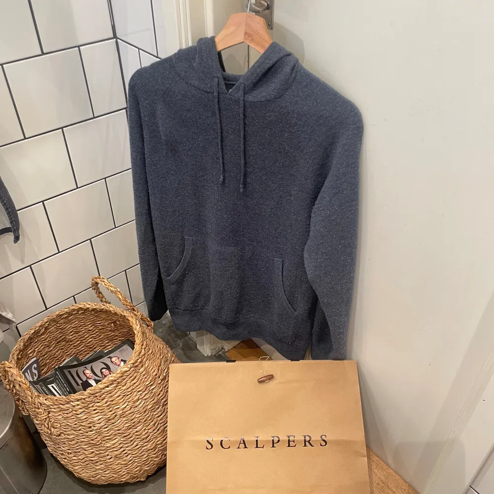 Säljer en shysst cashmere/merino hoodie som är köpt i Spanien🇪🇸 Pga det finns den inte i Sverige. Inga defekter och är som nyskick. Köpte i butik för 1700. Size M men sitter som S. Funderingar eller mer bilder, skriv privat⭐️. Hoodies.