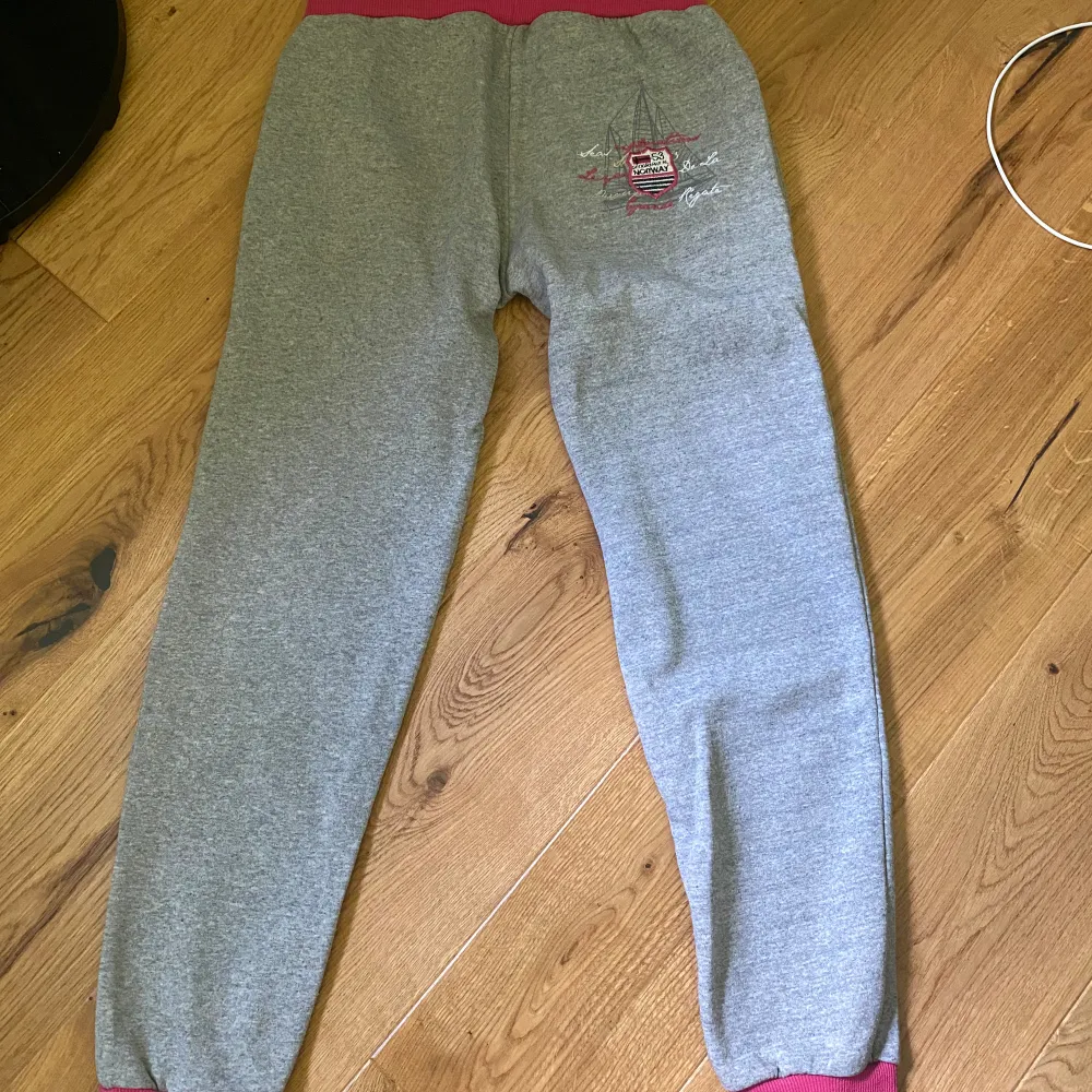 Supersköna gråa mjukisbyxor. Har varit mina favoriter men säljer då jag inte använder de längre. Lowwaist och perfekt passform. Skulle säga att de motsvarar XS/S i storleken. Rosa detaljer och text på rumpan och vänster ben. Stora fickor.. Jeans & Byxor.