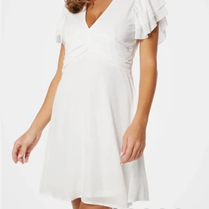 Student klänning - Säljer denna super fina klänning från bubbleroom som är perfekt till studenten och andra skolavslutningar. Jag har bara provat på klänningen så annars är den helt ny. Bilderna är lånade! Nypris 699kr Tryck gärna på köp nu!💕