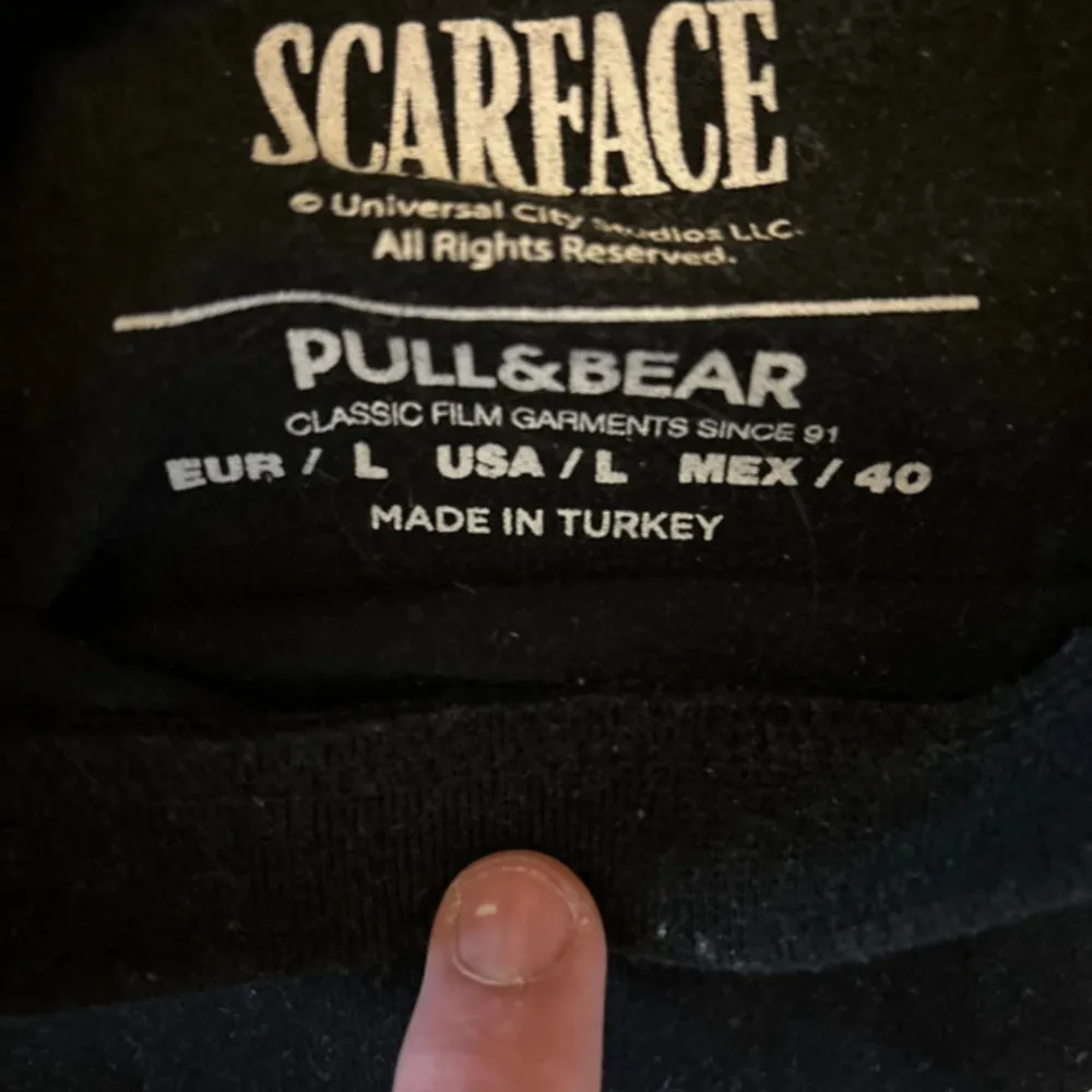 T-shirt från pull&bear helt oanvänd bara legat och dammat till sig i garderoben, bra passform och skön tröja. T-shirts.
