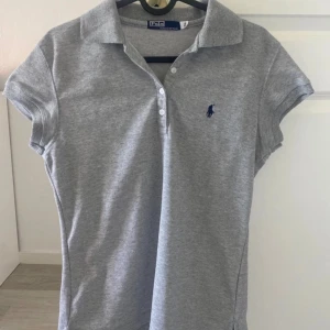 Polo t-shirt  - Superfin PLO t-shirt!! Den sitter så sjukt bra på kroppen! Inga defekter